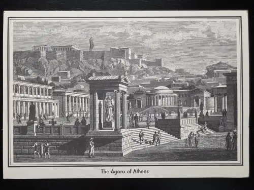 Eine historische Schwarz-Weiß-Illustration zeigt die belebte antike Agora von Athen mit ihren Tempeln, Säulenhallen und Statuen, überragt von der Akropolis im Hintergrund.