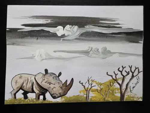 Eine gemalte Illustration zeigt ein Nashorn in einer Savannenlandschaft mit kahlen Bäumen unter einem grau-weiß gestalteten Himmel.