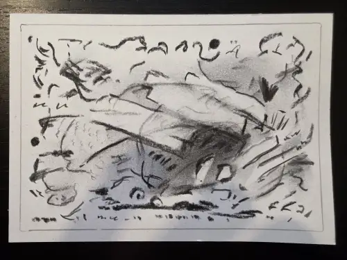 Eine abstrakte, monochrome Skizze aus dynamischen Kohlestrichen, dunklen Schattierungen und symbolartigen Zeichen auf weißem Papier.